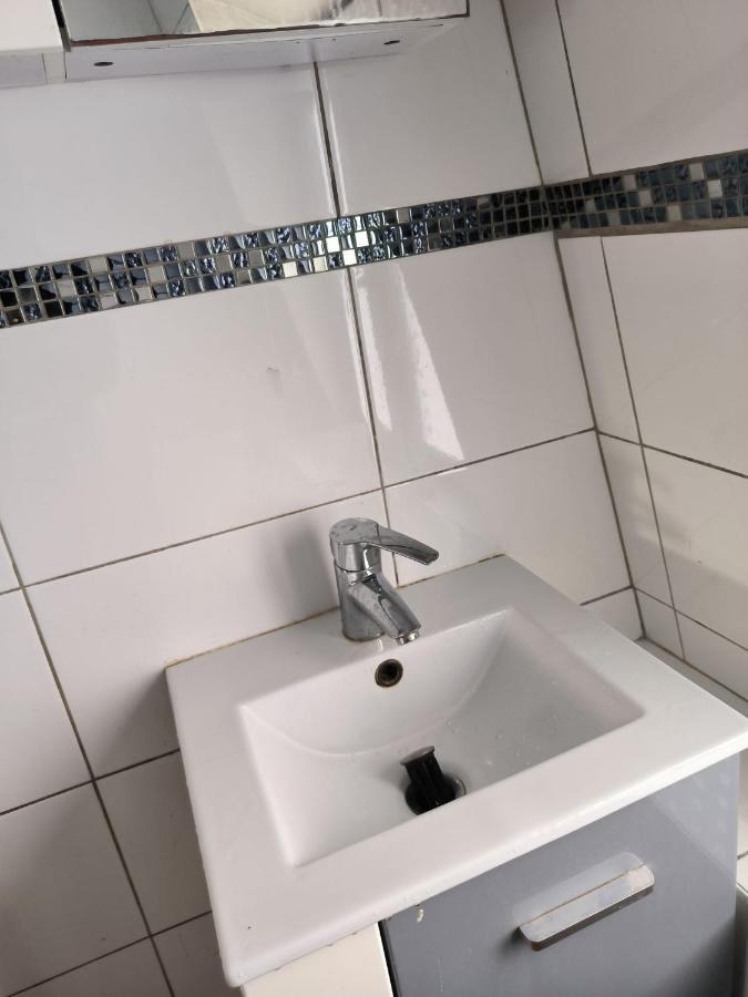 3 Hebergements - Au 1Er Etage 1 Appartement 2 Pieces Et Au 2Eme Etage Un Logement De 2 Chambres Louees Separement Avec Coin Cuisine Et Toilettes A Partager- Dans Pavillon Au Pied Du Rer B A 5 Minutes De Paris Et 30 Mn Stade De France カシャン エクステリア 写真