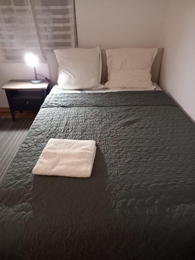 3 Hebergements - Au 1Er Etage 1 Appartement 2 Pieces Et Au 2Eme Etage Un Logement De 2 Chambres Louees Separement Avec Coin Cuisine Et Toilettes A Partager- Dans Pavillon Au Pied Du Rer B A 5 Minutes De Paris Et 30 Mn Stade De France カシャン エクステリア 写真