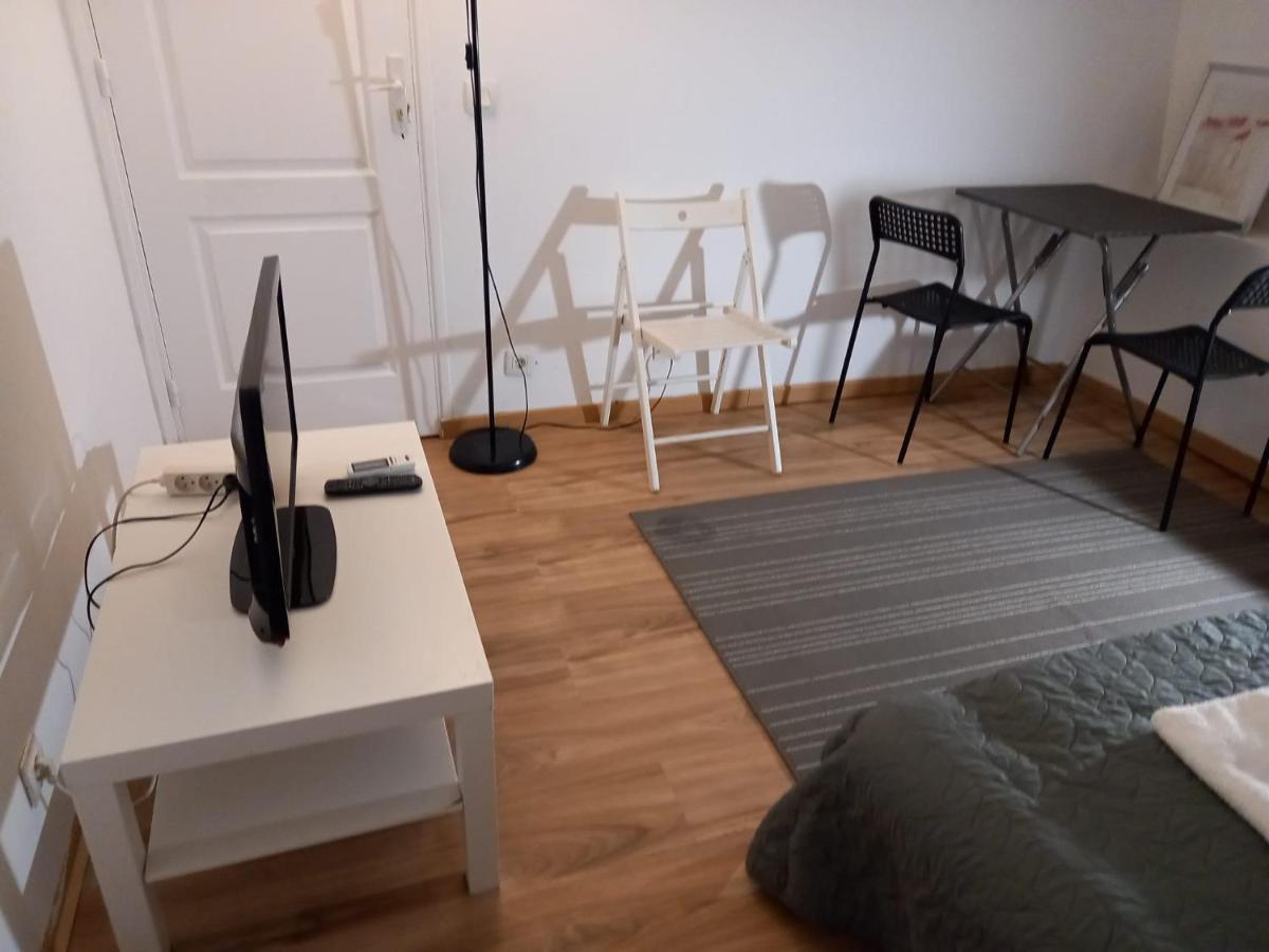 3 Hebergements - Au 1Er Etage 1 Appartement 2 Pieces Et Au 2Eme Etage Un Logement De 2 Chambres Louees Separement Avec Coin Cuisine Et Toilettes A Partager- Dans Pavillon Au Pied Du Rer B A 5 Minutes De Paris Et 30 Mn Stade De France カシャン エクステリア 写真
